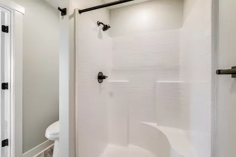 Bath - 5 Barnyard Cir, Bridgewater, VA 22812 photo 6 of 10