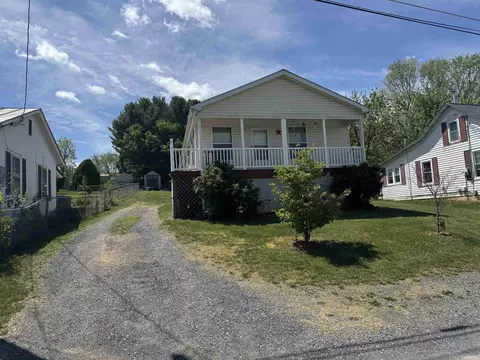 18 Breezewood Dr, Staunton, VA 24401