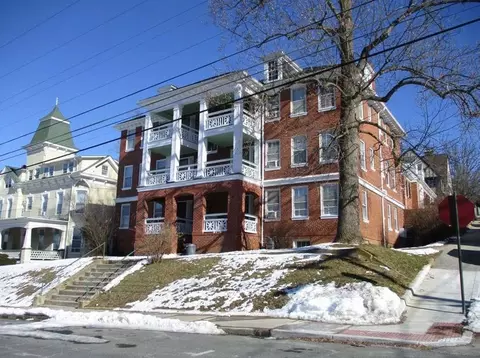 303 N New St N, Staunton, VA 24401