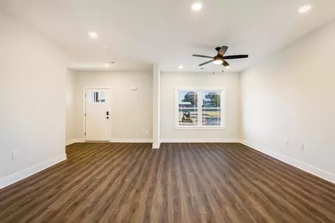 Living - 9 Barnyard Cir, Bridgewater, VA 22812 photo 4 of 6