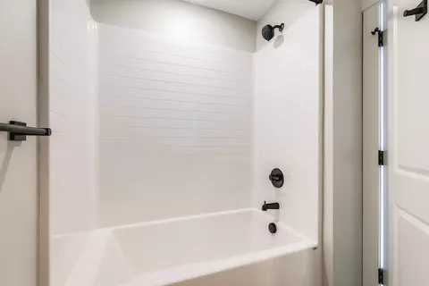 Bath - 9 Barnyard Cir, Bridgewater, VA 22812 photo 2 of 10