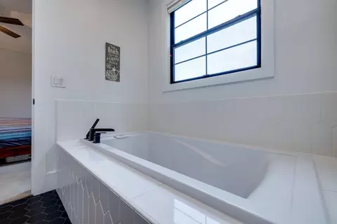 Bath - 116 Millview Dr, Bridgewater, VA 22812 photo 5 of 8