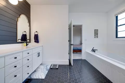 Bath - 116 Millview Dr, Bridgewater, VA 22812 photo 4 of 8