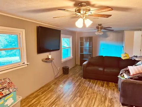 Living - 562 Dabneys Rd, Raphine, VA 24472 photo 2 of 3