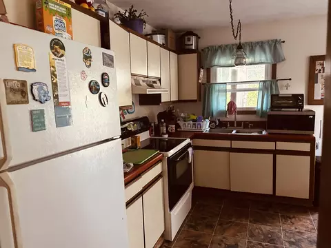 Kitchen - 562 Dabneys Rd, Raphine, VA 24472 photo 1 of 2