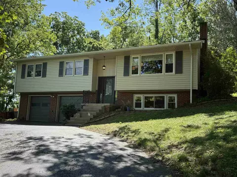 11 S Lynnhaven Dr S, Staunton, VA 24401