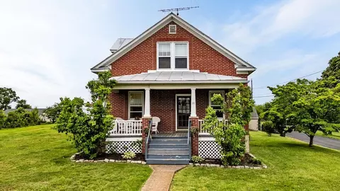 39 Oak St, Fishersville, VA 22939