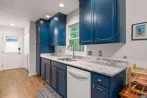 Kitchen - 5 Hawks Pl, Palmyra, VA 22963 photo 4 of 7