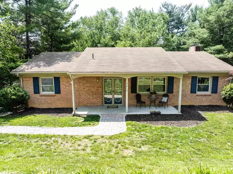 2613 Eston Dr, Staunton, VA 24401