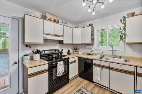Kitchen - 7 Sand Trap Ter, Palmyra, VA 22963 photo 2 of 2