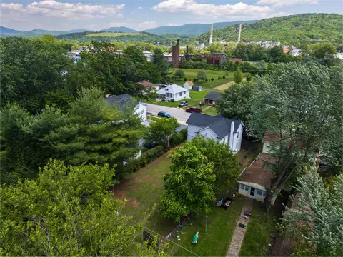 View/Area - 561 Arch Ave, Waynesboro, VA 22980 photo 3 of 9