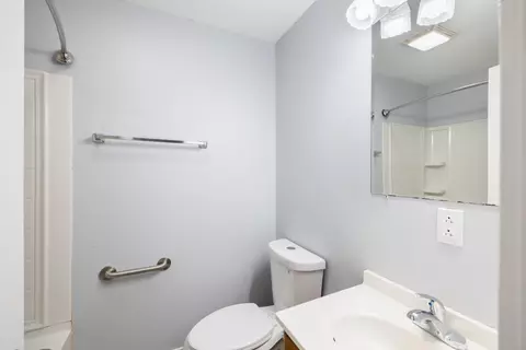 Bath - 561 Arch Ave, Waynesboro, VA 22980 photo 6 of 8