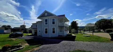 242 1st St, Broadway, VA 22815