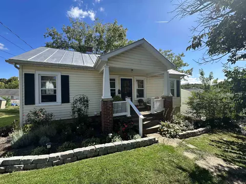 325 Thompson St, Staunton, VA 24401