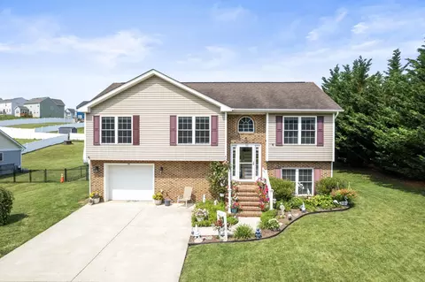 96 Lofty Cir, Stuarts Draft, VA 24477