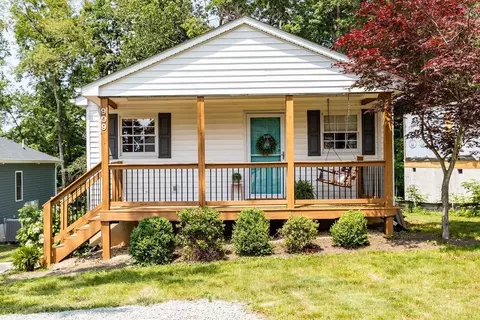 909 Gardner St, Waynesboro, VA 22980