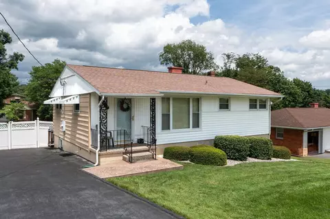 2517 N Sharlaine Dr N, Staunton, VA 24401