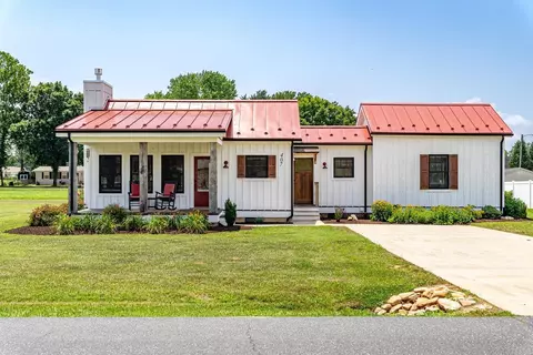 407 14th St, Grottoes, VA 24441