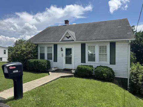1906 First St, Staunton, VA 24401