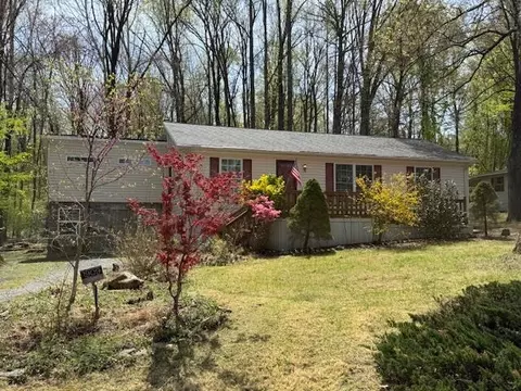 1909 S Lakeshore Dr S, Louisa, VA 23093