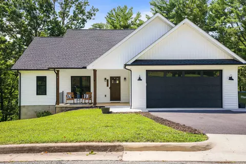 2426 Pinehill Cir, Staunton, VA 24401