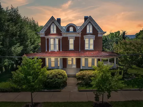 133 S Muhlenberg St S, Woodstock, VA 22664