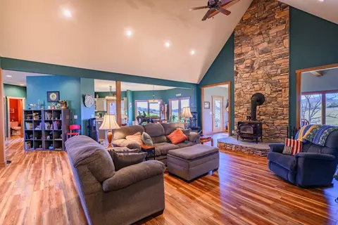 Living - 747 New Providence Rd, Raphine, VA 24472 photo 2 of 4