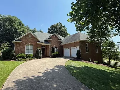 201 Oak Ridge Dr, Staunton, VA 24401