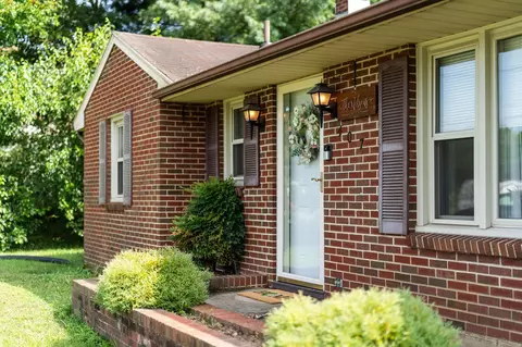 407 8th St, Grottoes, VA 24441