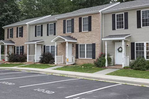 103 13th St #D, Grottoes, VA 24441