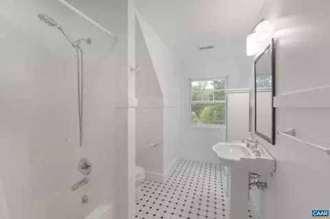 Bath - 21 Acre Ln, Palmyra, VA 22963 photo 1 of 8