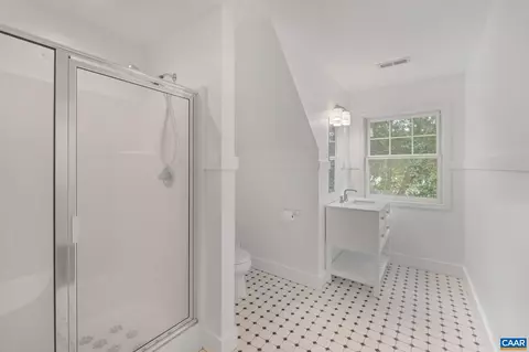 Bath - 21 Acre Ln, Palmyra, VA 22963 photo 4 of 8