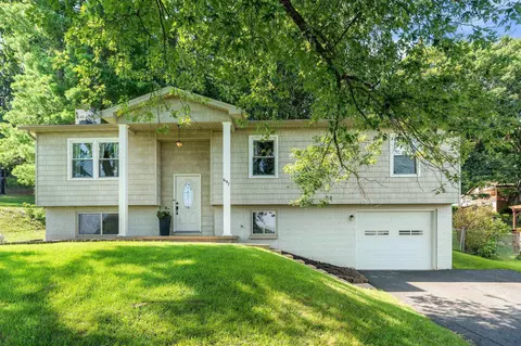 697 Alextine Dr, Staunton, VA 24401