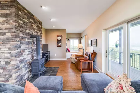 Living - 11180 Daphna Rd, Broadway, VA 22815 photo 2 of 6