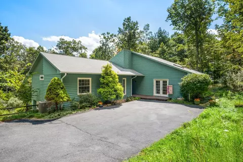 28 Little Chestnut Ln, Lyndhurst, VA 22952