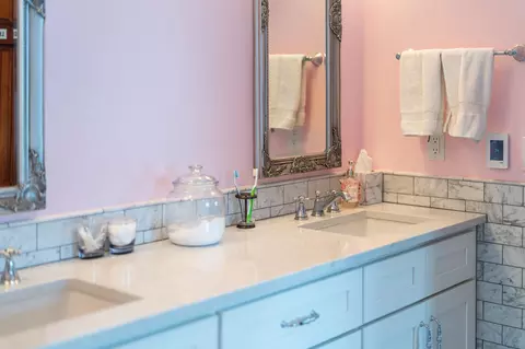 Bath - 421 Walnut Ave, Waynesboro, VA 22980 photo 6 of 9