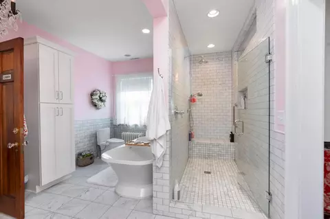 Bath - 421 Walnut Ave, Waynesboro, VA 22980 photo 1 of 9