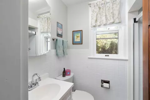Bath - 421 Walnut Ave, Waynesboro, VA 22980 photo 8 of 9
