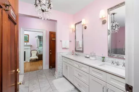 Bath - 421 Walnut Ave, Waynesboro, VA 22980 photo 5 of 9