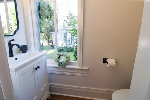 Bath - 310 Berkeley Pl, Staunton, VA 24401 photo 1 of 13