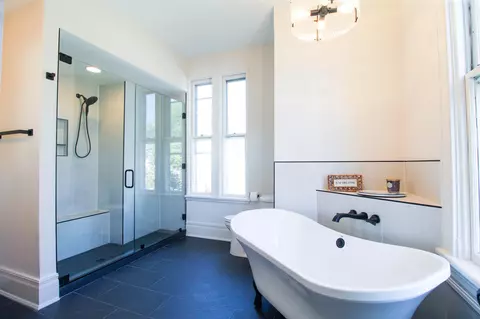 Bath - 310 Berkeley Pl, Staunton, VA 24401 photo 2 of 13