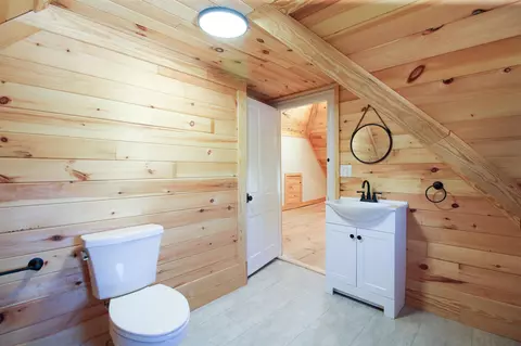 Bath - 310 Berkeley Pl, Staunton, VA 24401 photo 12 of 13