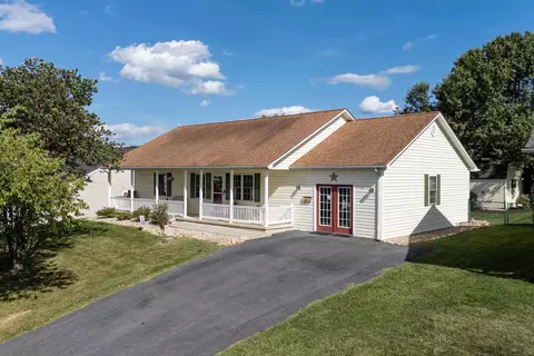 18 S Foxhall Ln S, Weyers Cave, VA 24486