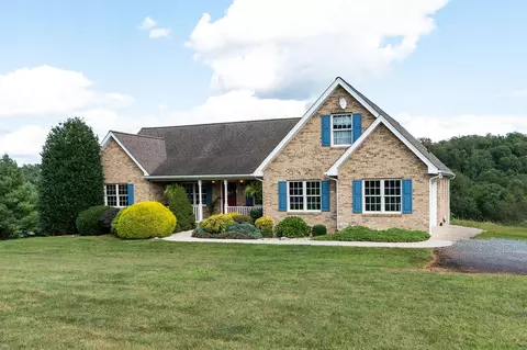 137 Belle Vista Dr, Staunton, VA 24401