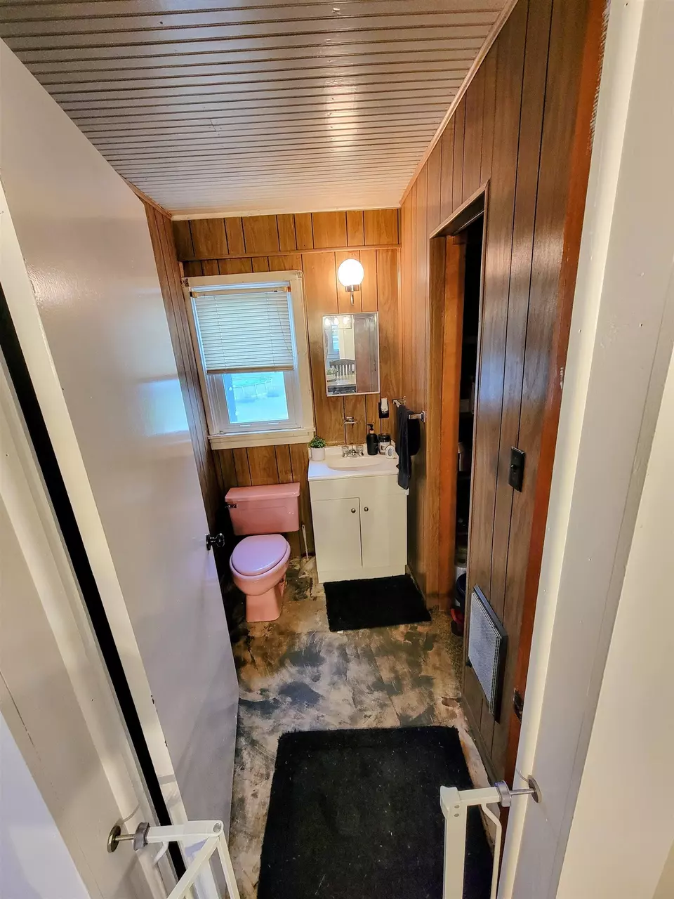 Bath - 2956 Blose Rd, Elkton, VA 22827 photo 1 of 3