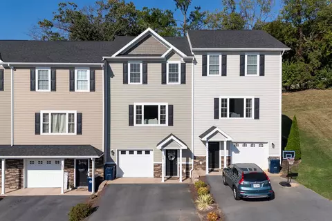 1206 Bluemoon Dr, Harrisonburg, VA 22801