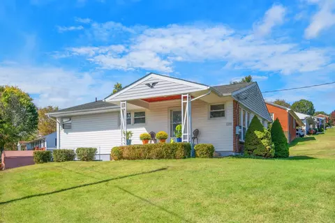 2508 S Sharlaine Dr S, Staunton, VA 24401