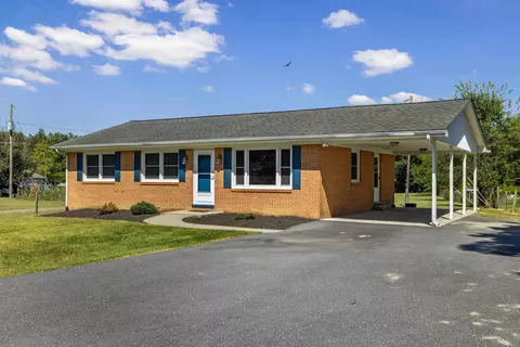 67 Crimora Station Ln, Crimora, VA 24431