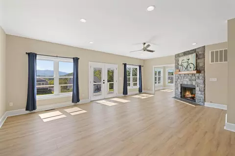Living - 43 Mcilwee Ln, Staunton, VA 24401 photo 4 of 9