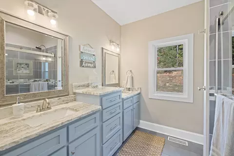 Bath - 43 Mcilwee Ln, Staunton, VA 24401 photo 2 of 12